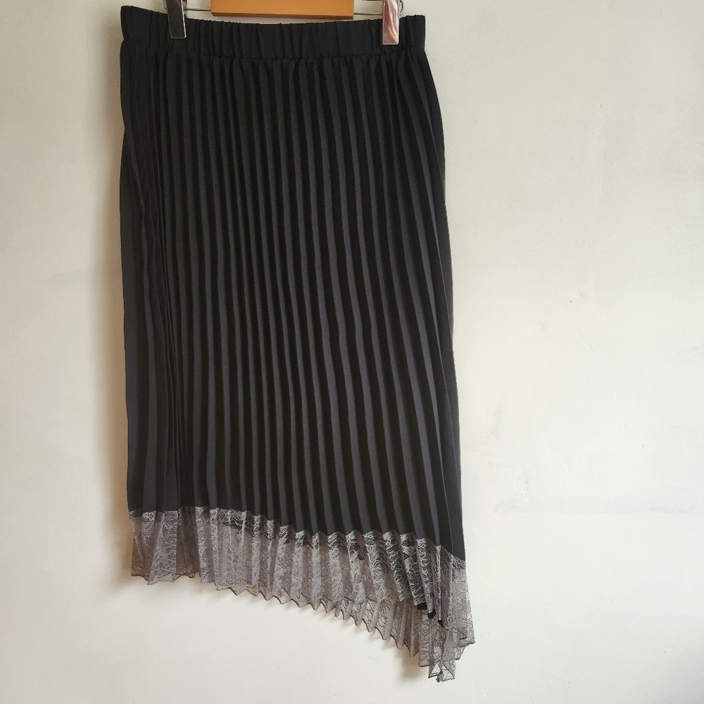 Midi skirt Pleated with lace trim Asymmetrical Black color LORI GOLDSTEIN - Picture 7 of 14